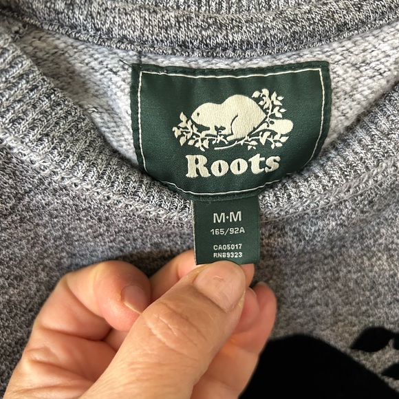 Like new , Roots sweatshirt in size M . - Picture 3 of 4